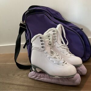 JACKSON SKATE - White figure skates with covers and a skate bags